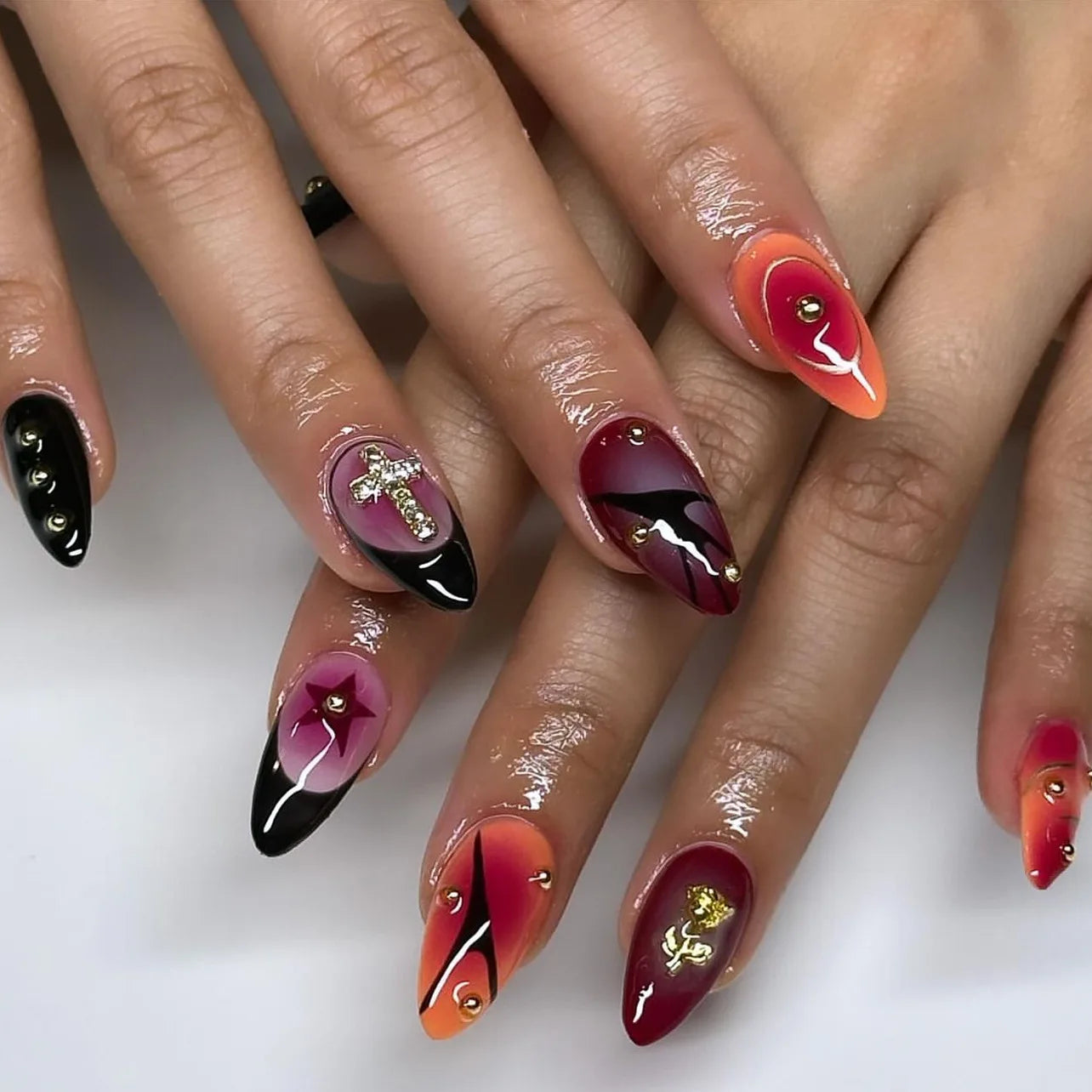 24Pcs Simple French Fake Nails with Short Almond Head Design Nail Patch Gold Love Starburst Pattern Wearable Press on False Nail