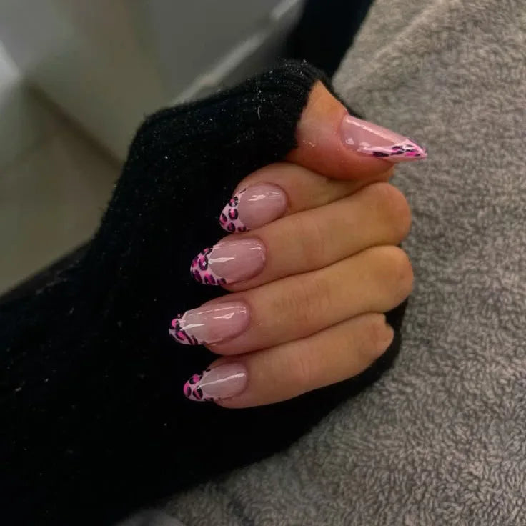 24Pcs Short Almond Nails Set Press on With Chessboard Design Fake Nail Art for Woman Pumpkin Pattern Datachable False Nails Tips