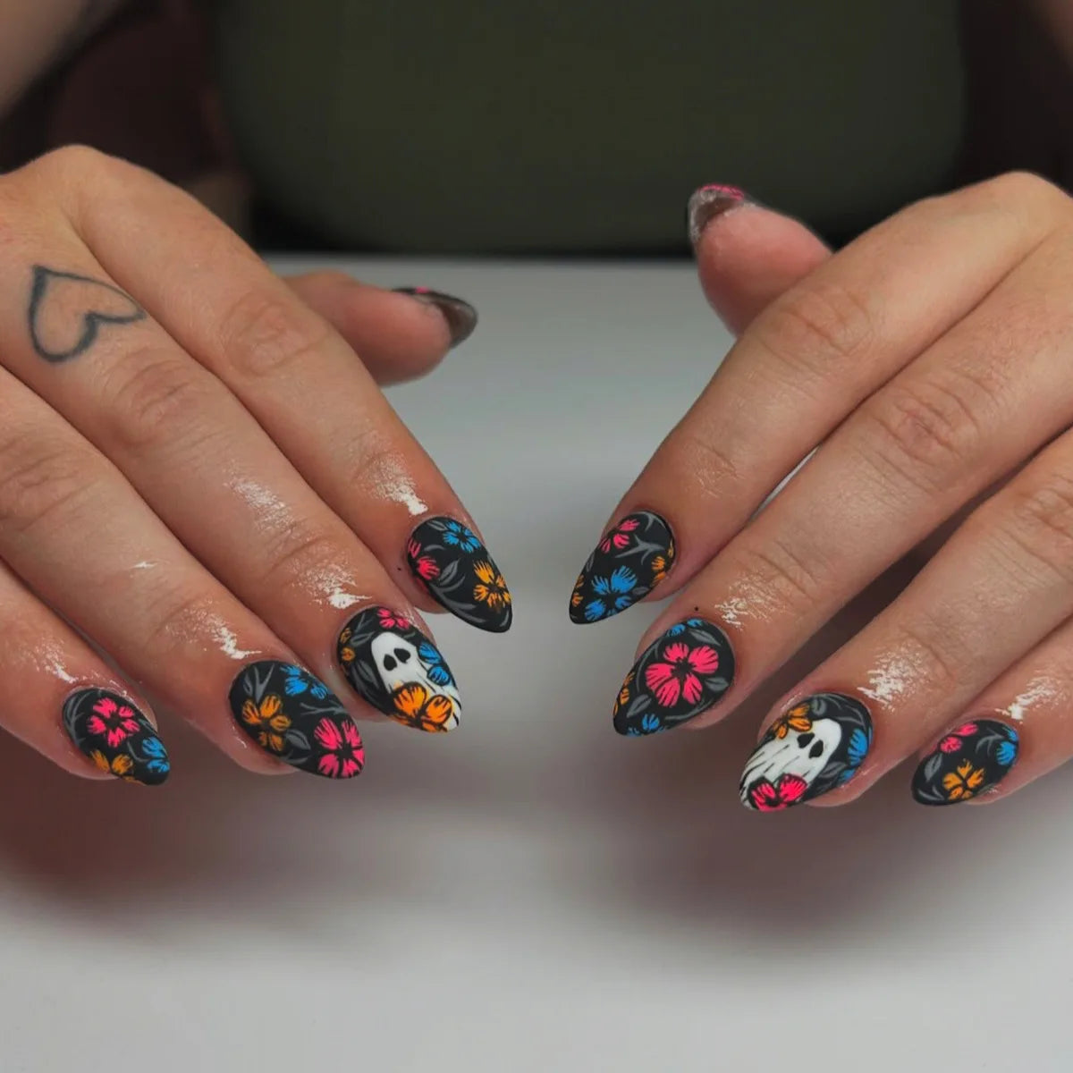 24pcs Halloween Press on Nails Ghost Bat Pattern Design Black Long Almond False Nail Tips for Wemen Detachable Fake Nails Sets