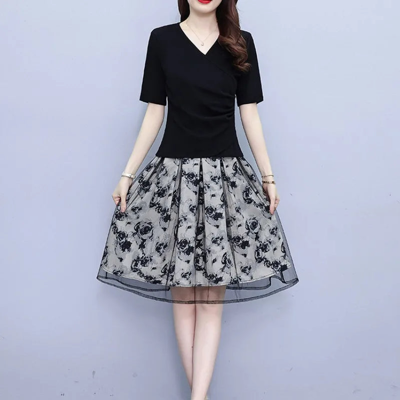 Slim Fit Fashion 2024 Summer Women's Pullover V-neck Splicing for Slimming and Flesh Blocking Stylish Printed Half Skirt Suit