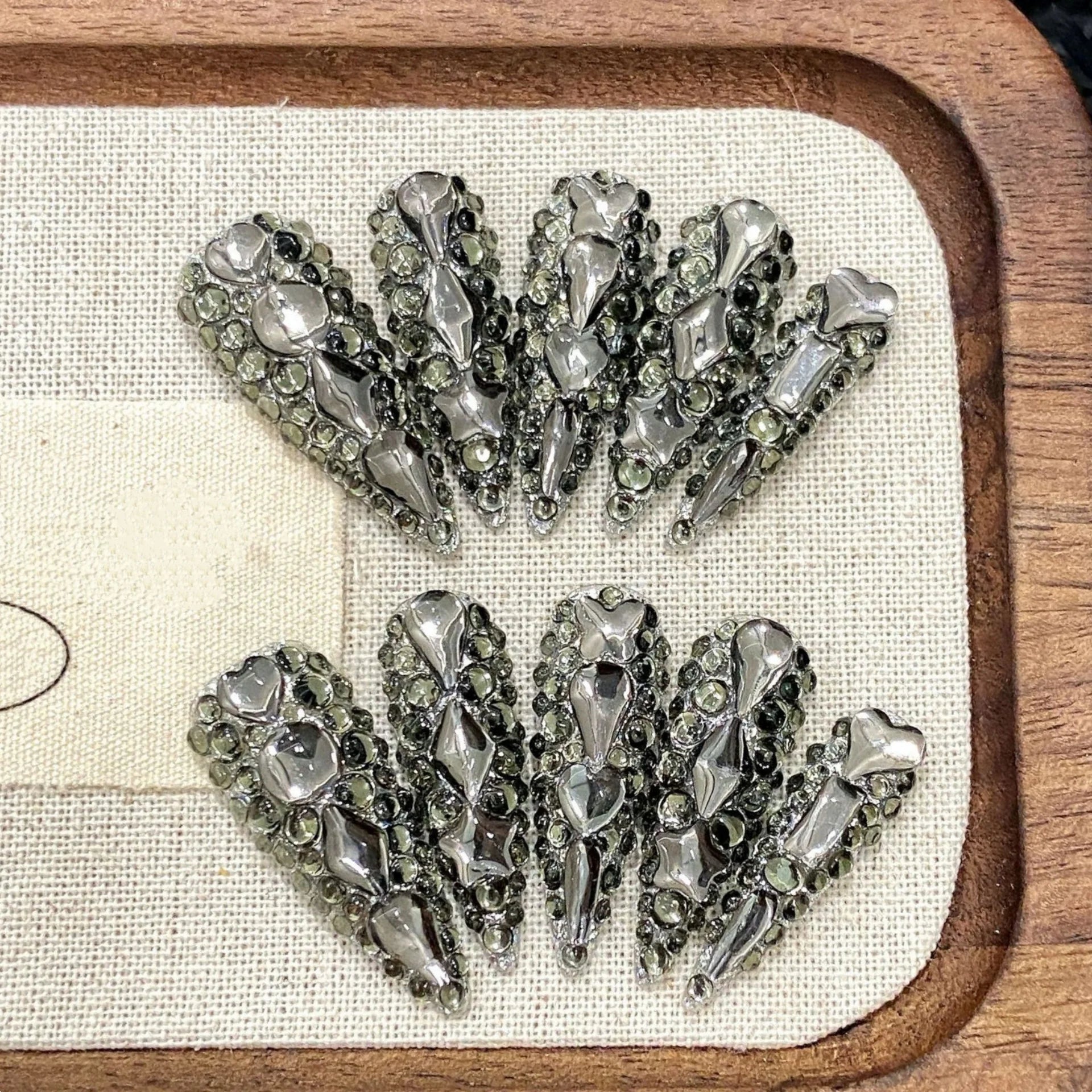 10pcs Handmade Press on Nails Sets Diamond Red Full Cover Nail Tips Long Stiletto Almond Fake Nail Art Detachable False Nails