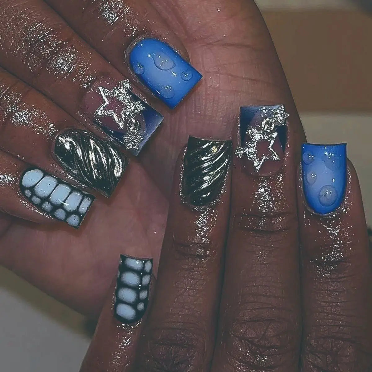 24Pcs Press on Fake Nails Zebra Stripes Short Square Head Crucifixion French False Nails Wearable Manicure Tips Acrylic Nail Art