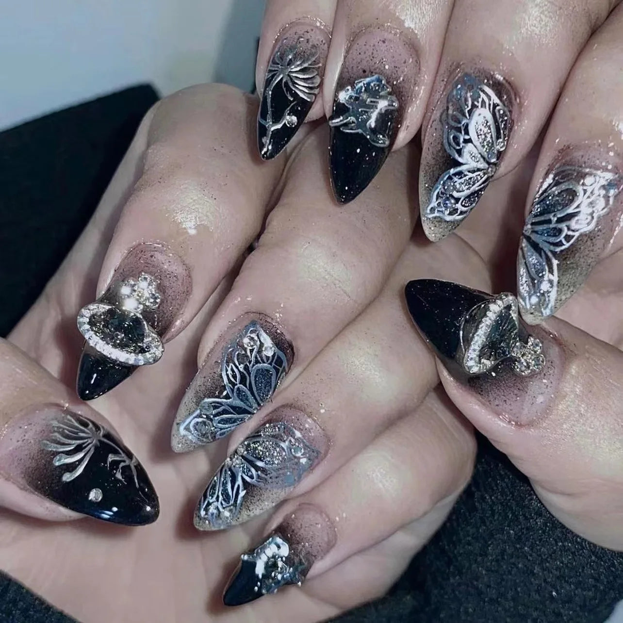 24pcs Sliver Spider Design Fake Nail Heavy Metal Halloween False Nail Tips Full Cover Wearable Black Cool Almond Press on Nails