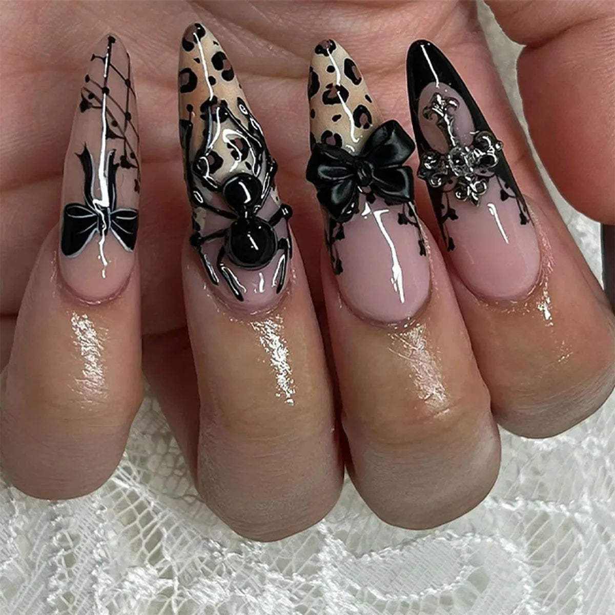 24pcs Sliver Spider Design Fake Nail Heavy Metal Halloween False Nail Tips Full Cover Wearable Black Cool Almond Press on Nails