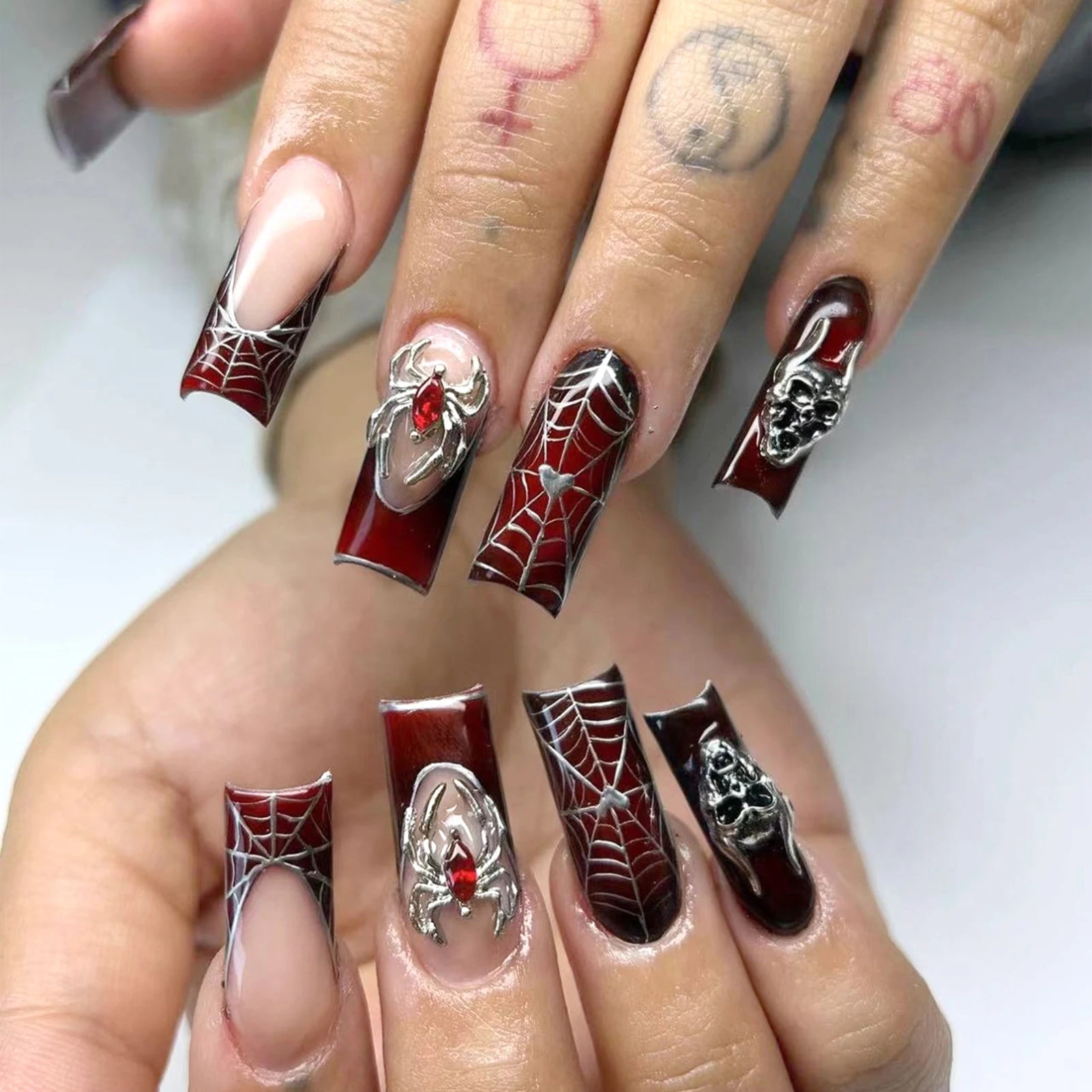 24pcs Sliver Spider Design Fake Nail Heavy Metal Halloween False Nail Tips Full Cover Wearable Black Cool Almond Press on Nails