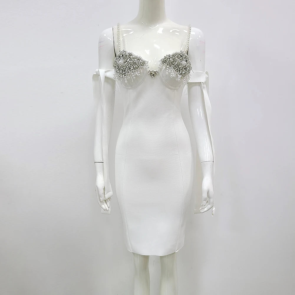 Vestido preto tomara que caia com pérolas brilhantes e faixa de rayon, elegante para festa à noite