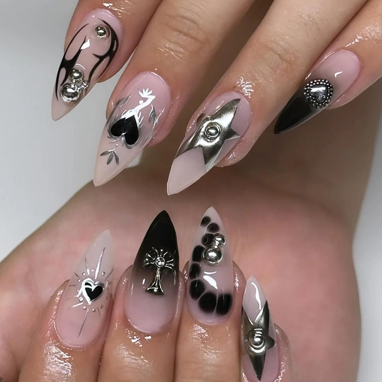 24pcs Sliver Spider Design Fake Nail Heavy Metal Halloween False Nail Tips Full Cover Wearable Black Cool Almond Press on Nails