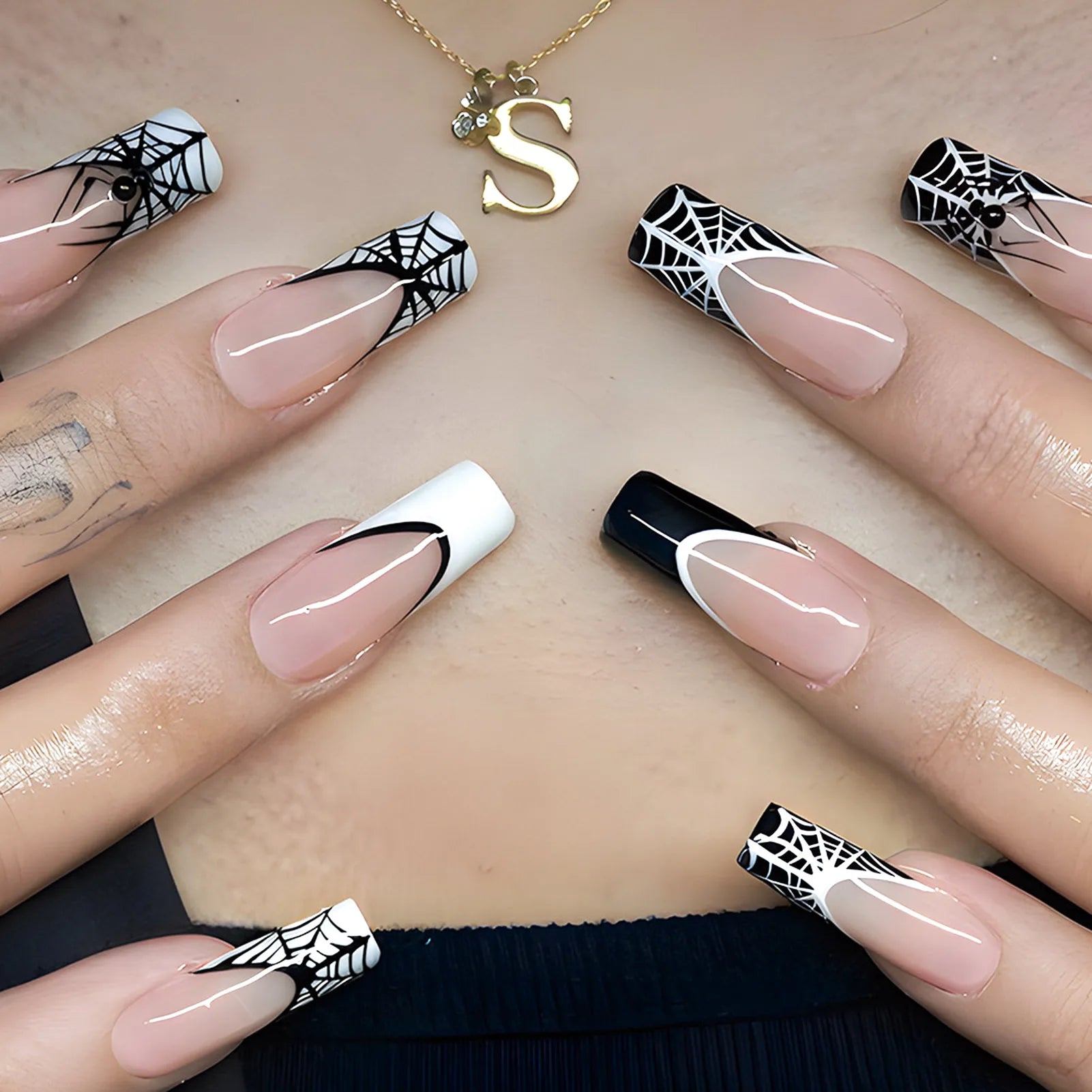 24pcs Sliver Spider Design Fake Nail Heavy Metal Halloween False Nail Tips Full Cover Wearable Black Cool Almond Press on Nails