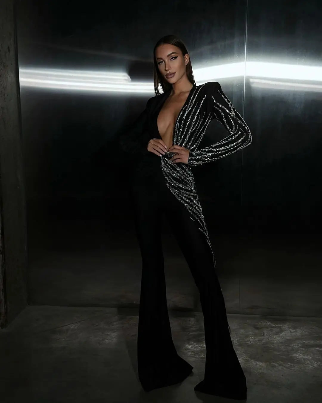 Macacão longo feminino preto com manga comprida e strass brilhantes e decote em V, moda comemorativa para escritório e festa à noite