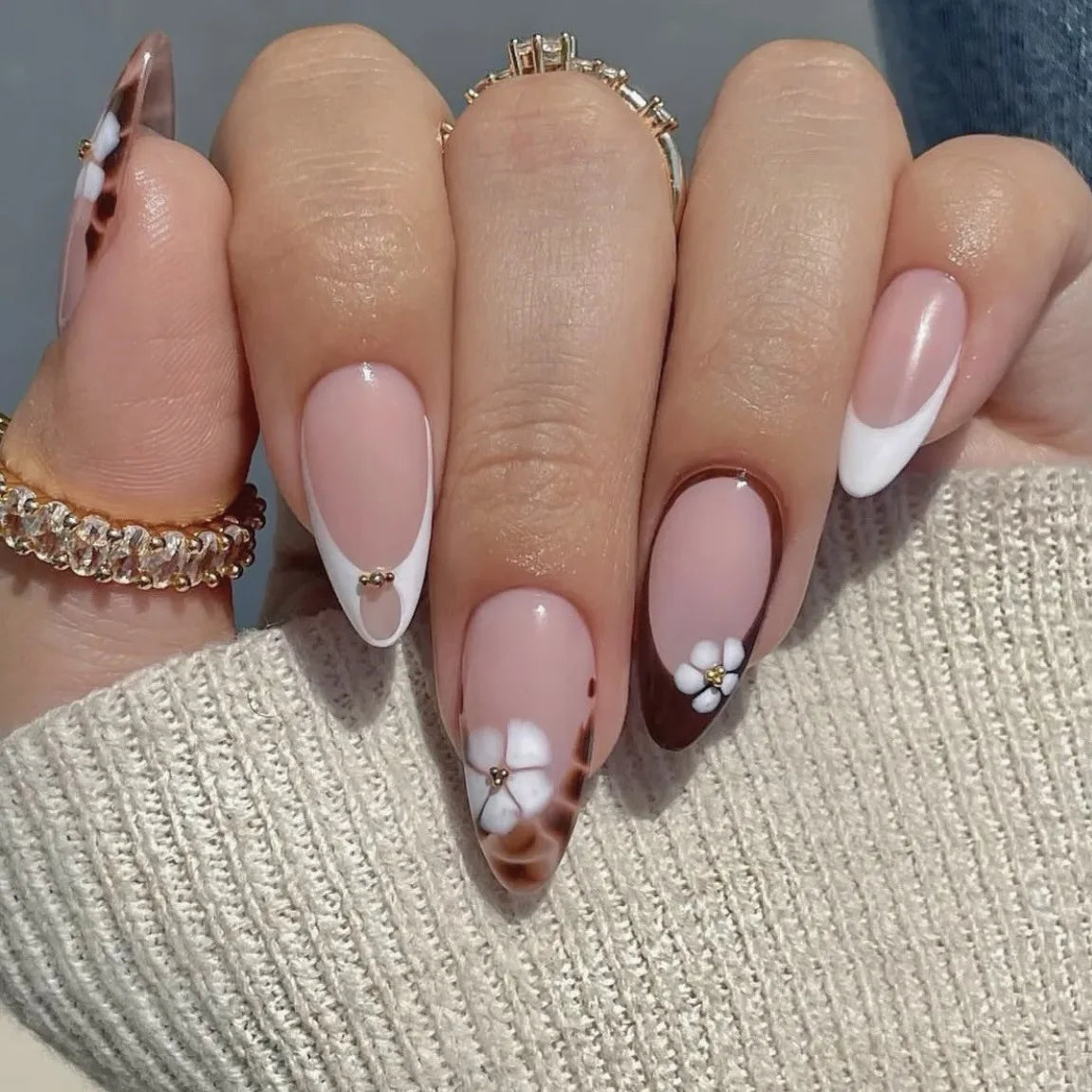 24pcs Purple Short Almond False Nails Press on Pearl Flower Design Nails Corrugation Tips Fake Nail Art Wearable Full Cover Nail