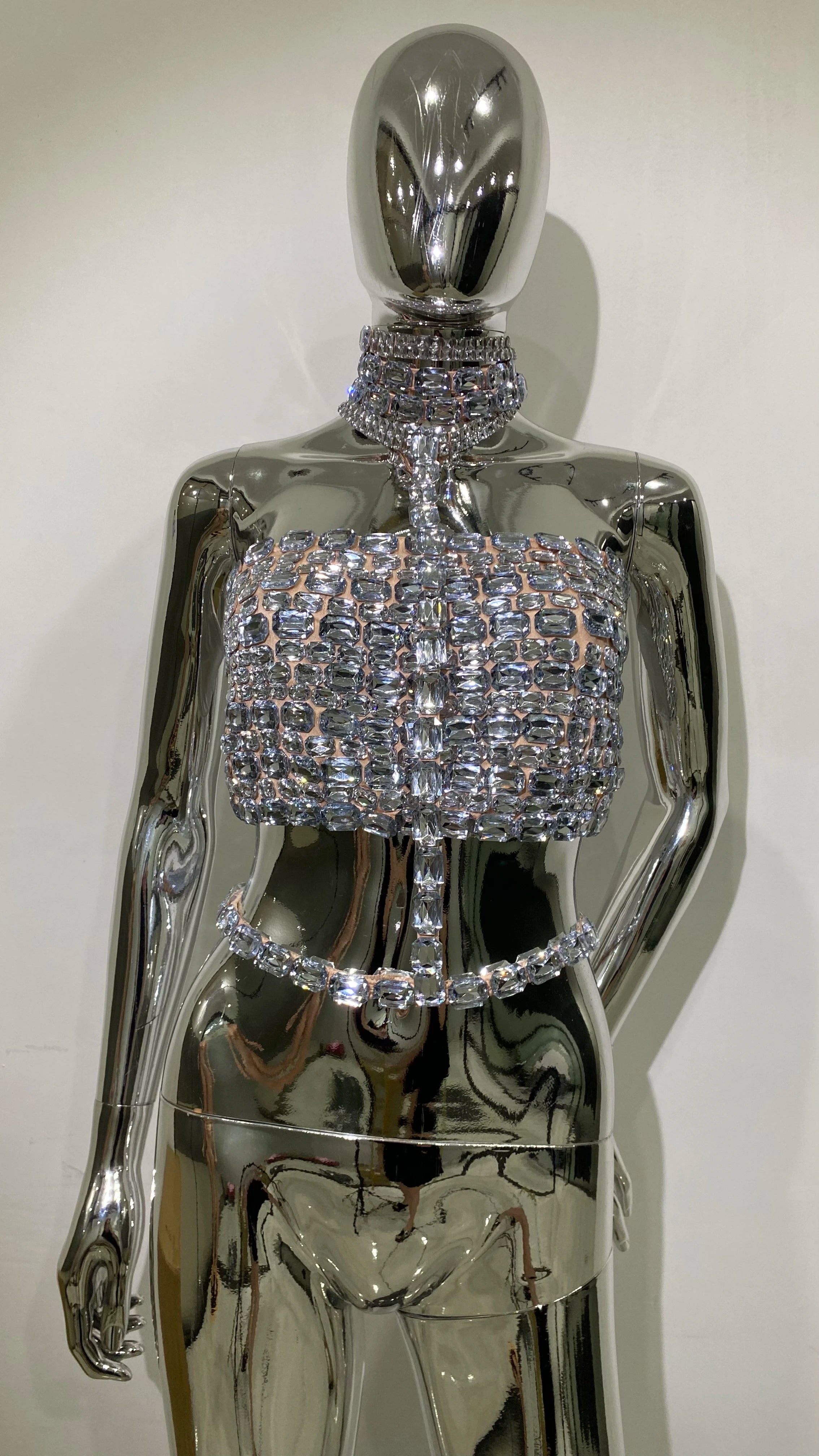 Moda de celebridades, tapete vermelho, roupas femininas brilhantes, grandes cristais, tops sensuais, halter, boate, festa, programa de TV, tops regata