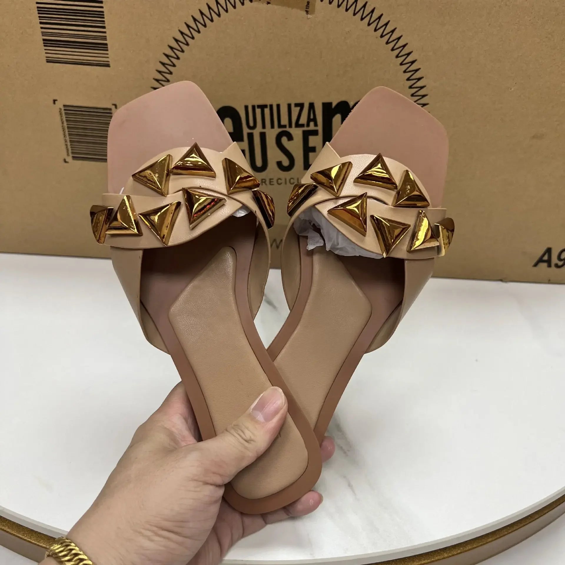 Women Flat Sandals Fashion Rivet Decoration Design Summer Footwear Light Soft Elegant Low Hees Travel Beach Shoes for Lady Khaki