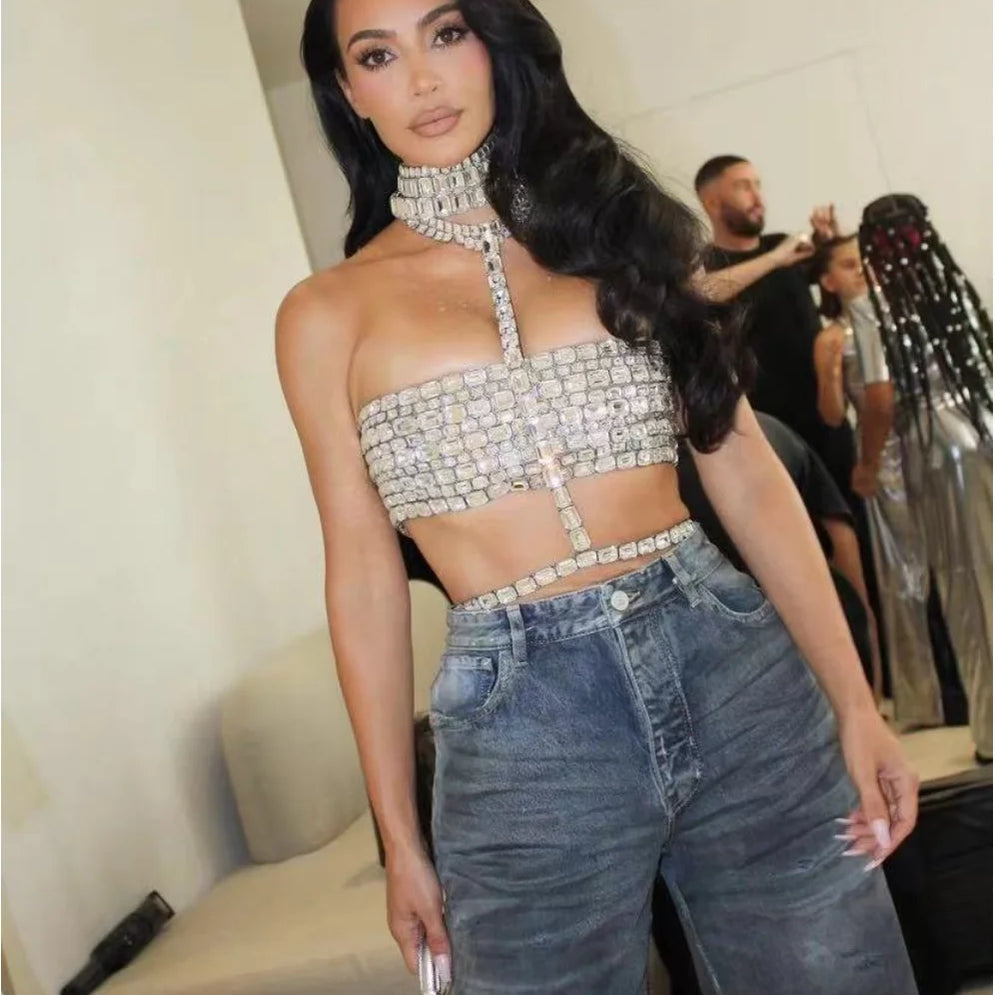 Moda de celebridades, tapete vermelho, roupas femininas brilhantes, grandes cristais, tops sensuais, halter, boate, festa, programa de TV, tops regata