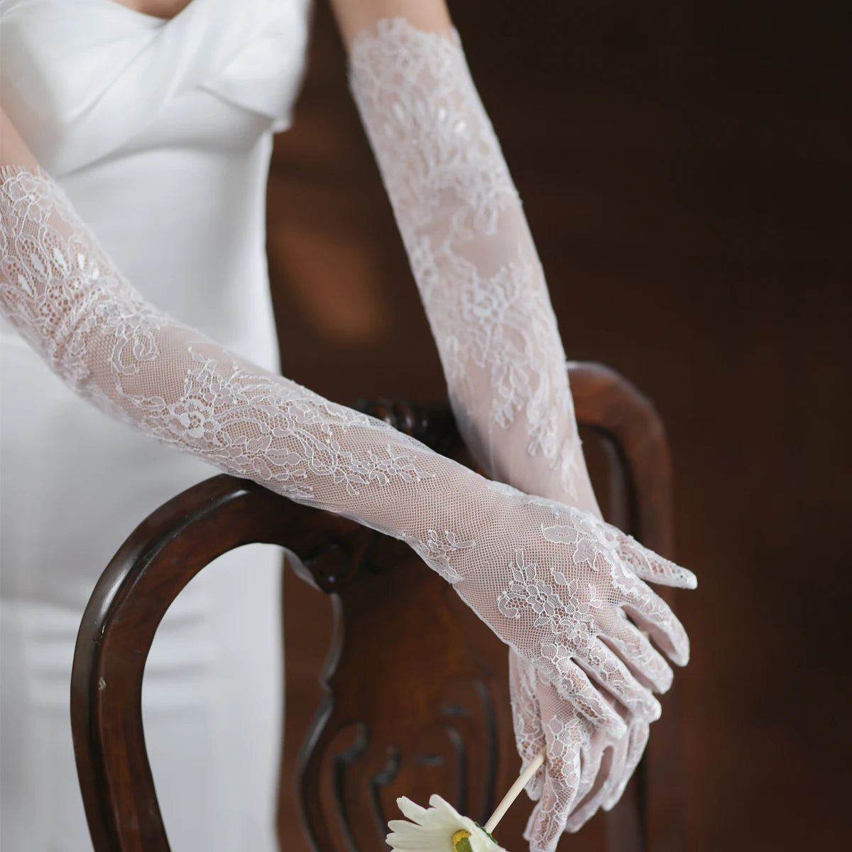 Elegant Wedding Bridal Long Gloves Eyelash Edge Lace Appliqed Finger Bride Bridesmaid White Gloves Women Opera Gloves