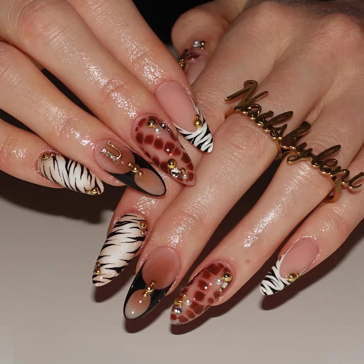 24Pcs Autumn Dark Brown Short Oval Press on Fake Nails Lovely Zebra-patterned Glitter French Almond Nail Tips Acrylic False Nail