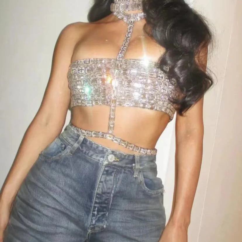 Moda de celebridades, tapete vermelho, roupas femininas brilhantes, grandes cristais, tops halter sensuais, boate, festa, programa de TV, tops, regata alta