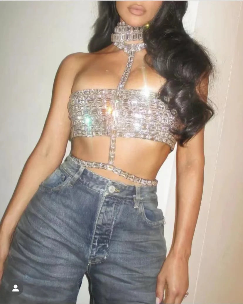 Moda de celebridades, tapete vermelho, roupas femininas brilhantes, grandes cristais, tops halter sensuais, boate, festa, programa de TV, tops, regata alta