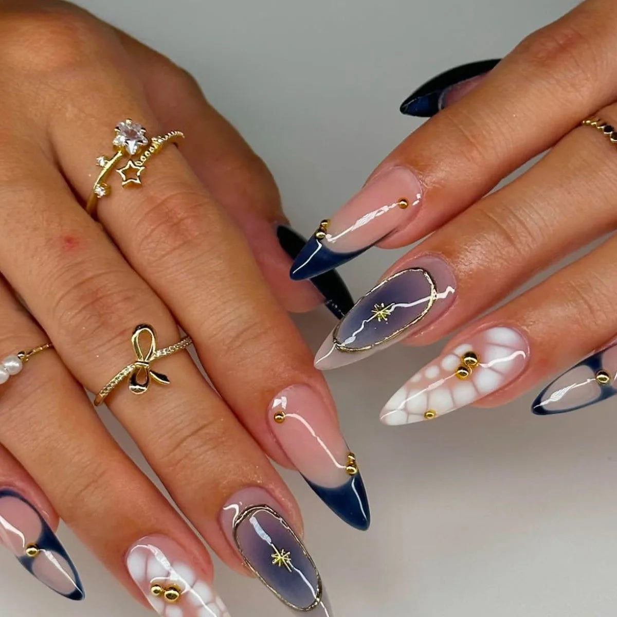 24Pcs Blue Smudge French Fake Nails White Irregular Design Press on False Nails Mid-length Almond Wearable Full Cover Nails Tips