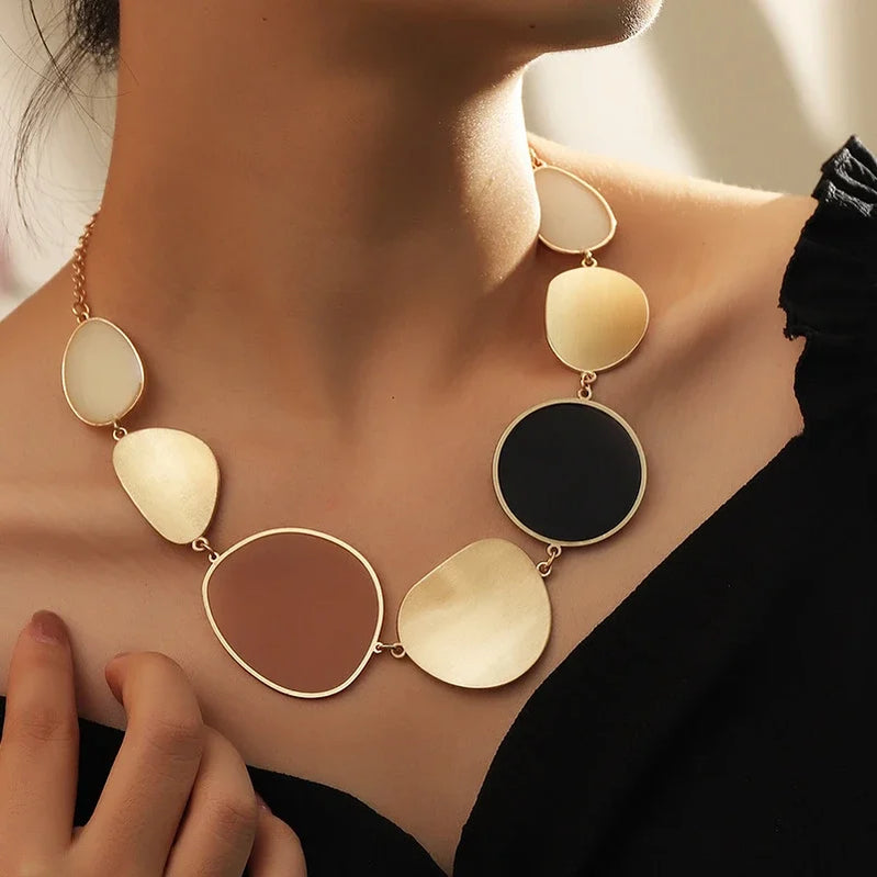 Vintage Exaggerated Round Pendant Choker Necklaces for Women Boho Golden Chains Big Wafer Dangle Statement Necklace Fine Jewelry