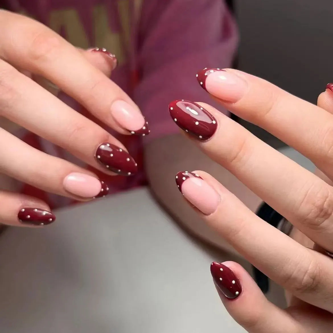 24Pcs Wine Red French Fake Nails Short Oval Press On Nails Elegant Dot Designs Spicy Girls Charm Manicure Stick-on Nails Art