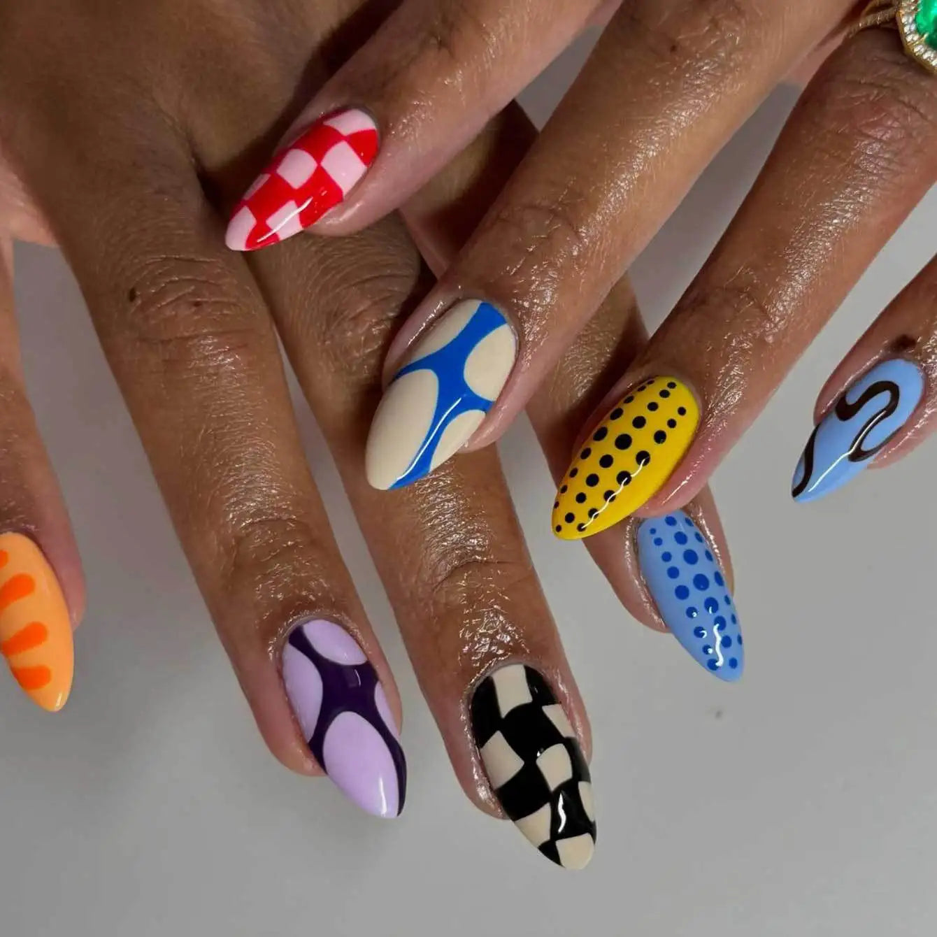 24pcs Colorful Press on Nails Sets with Checkered Pattern Design Short Almond False Nail Art Detachable Fake Nails Tips Manicure