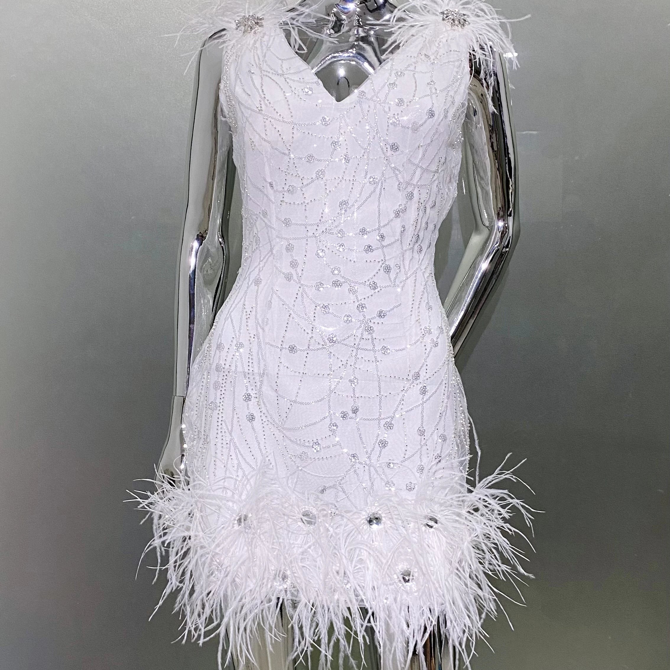 Novo vestido curto feminino branco sem mangas, sexy, com decote em V, colado ao corpo, com penas e lantejoulas, para festa de aniversário e noite