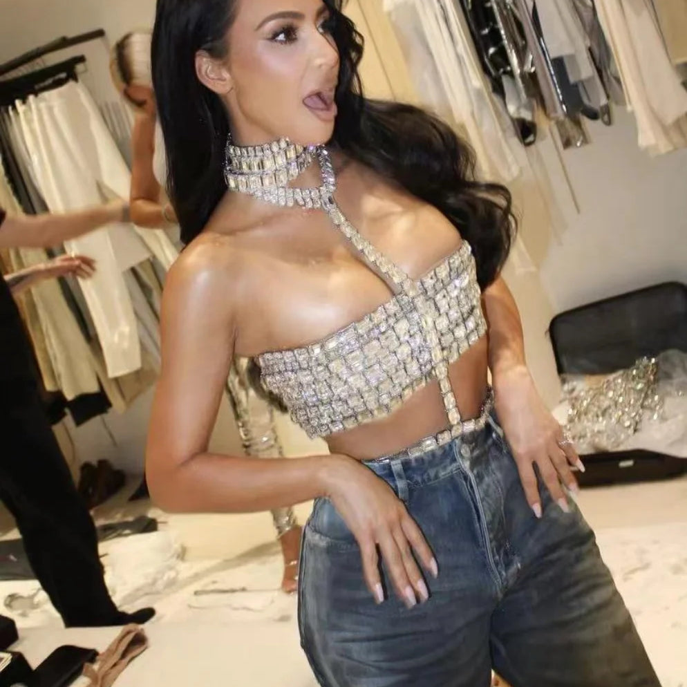 Moda de celebridades, tapete vermelho, roupas femininas brilhantes, grandes cristais, tops halter sensuais, boate, festa, programa de TV, tops, regata alta