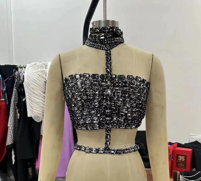 Moda de celebridades, tapete vermelho, roupas femininas brilhantes, grandes cristais, tops halter sensuais, boate, festa, programa de TV, tops, regata alta