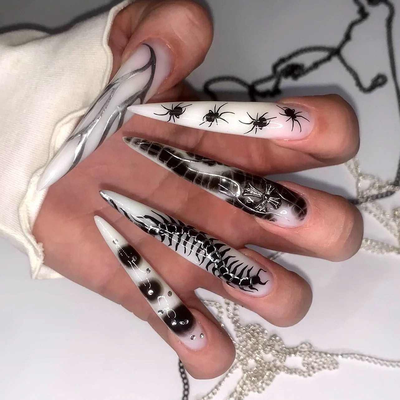 24pcs Sliver Spider Design Fake Nail Heavy Metal Halloween False Nail Tips Full Cover Wearable Black Cool Almond Press on Nails
