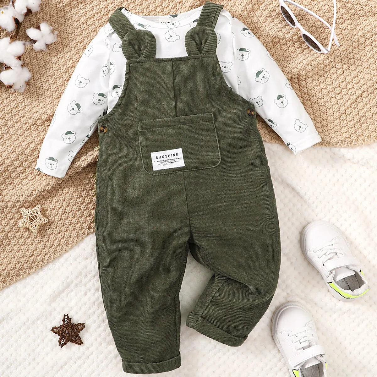 3-24 Monate Baby Netter kleiner Bären bedrucktes Kleidungsstück weiß langhältiger Top+grüne Gurthose Herbst-Set für Kleinkindmädchen