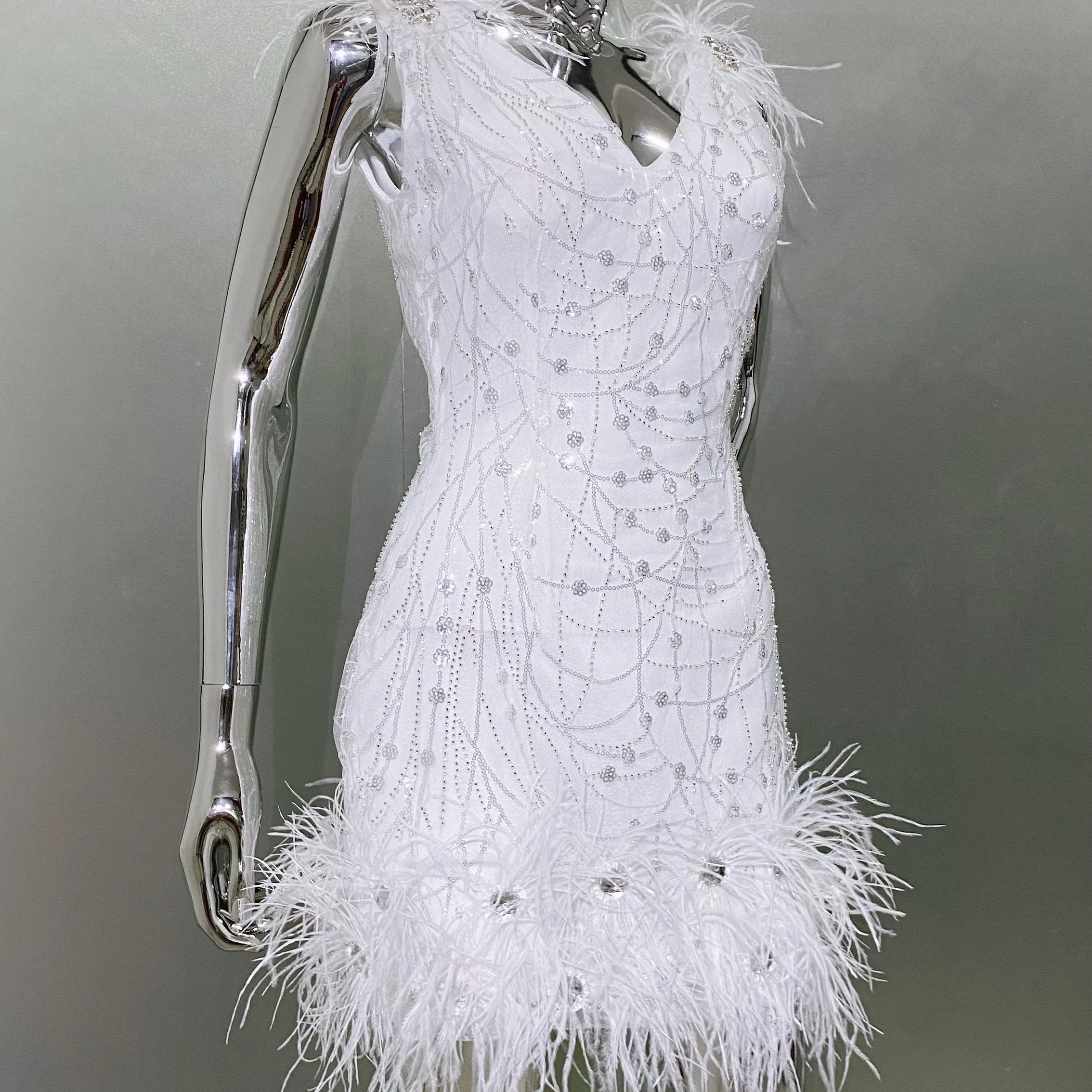 New Arrival White Color Women Sleeveless Sexy V-Neck Bodycon Mini Dress Feathers Sequins Celebrate Evening Party Birthday Dress