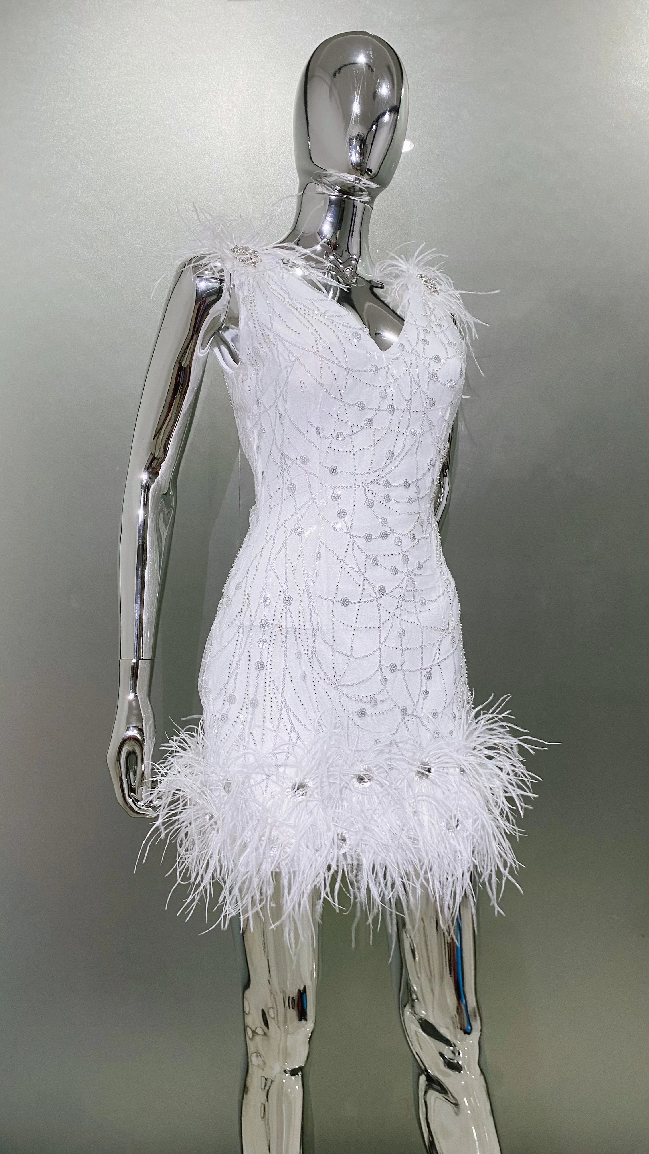 New Arrival White Color Women Sleeveless Sexy V-Neck Bodycon Mini Dress Feathers Sequins Celebrate Evening Party Birthday Dress