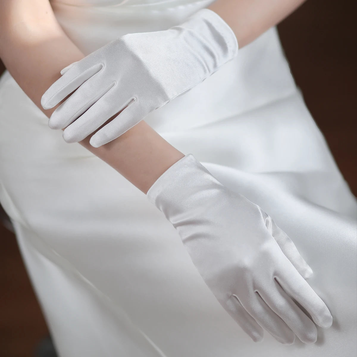 Elegant White Short Bridal Gloves Satin Finger Wrist Brides Bridesmaid Prom Perform Gloves Women Wedding Accessories