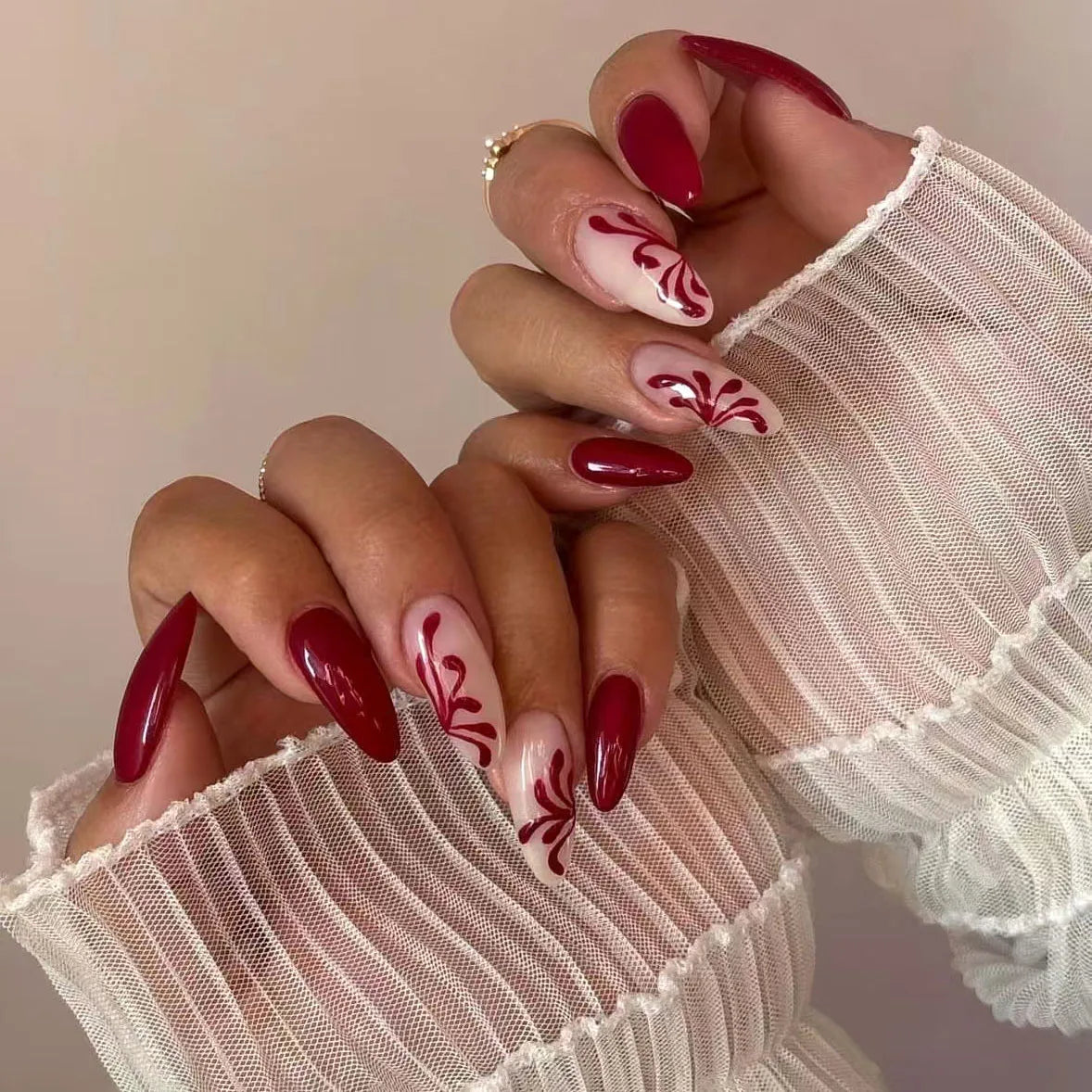 24pcs Simple False Nails Autumn Fashion Flower Leaves Pattern Design Mid-length Almond Press on Nails Sets Oval Fake Nail Tips