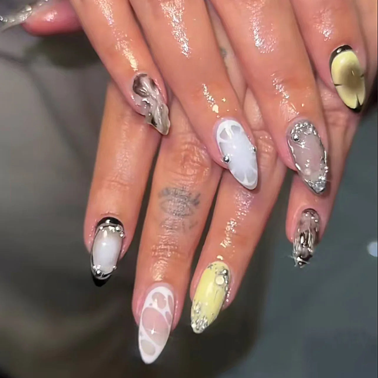 24 peças de unhas postiças artesanais de amêndoa para Halloween, cobertura total, páscoa, morcego, aranha, unhas postiças legais Y2K, manicure usável, pontas de unhas artísticas