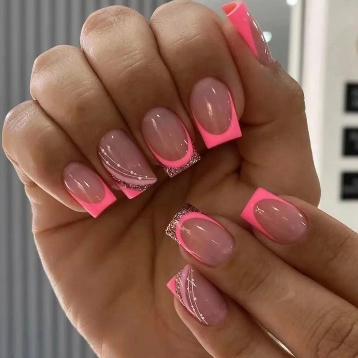 24Pcs Medium Short Square False Nails Glittering Nail Art White Wearable Fake Nail Silver French Full Cover Press on Nail Tips