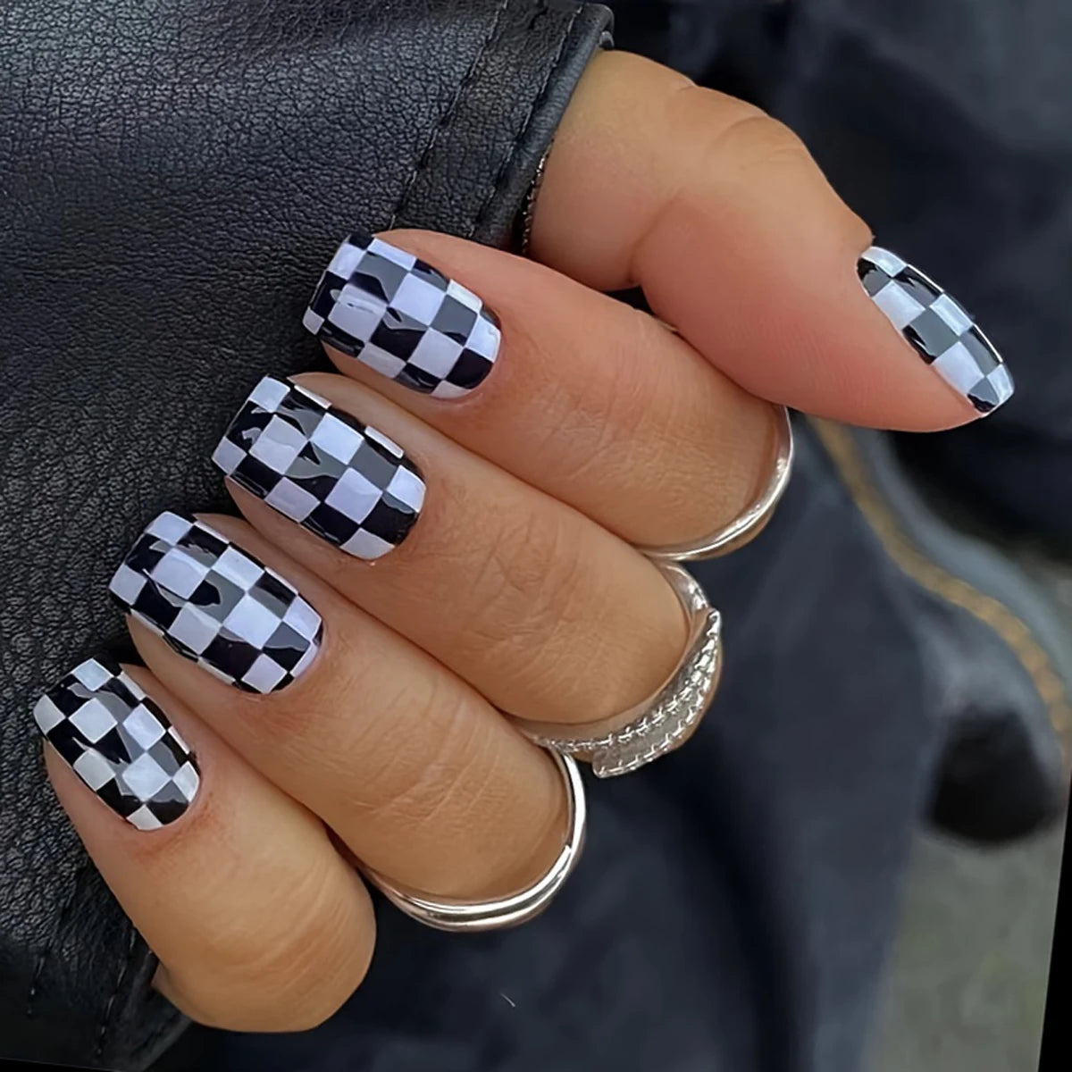 24Pcs/Set Square Short Press On Nails Y2K Cool Black-and-white Chequer Fake Nails Reusable False Nail Jelly Tabs For Women/Girls