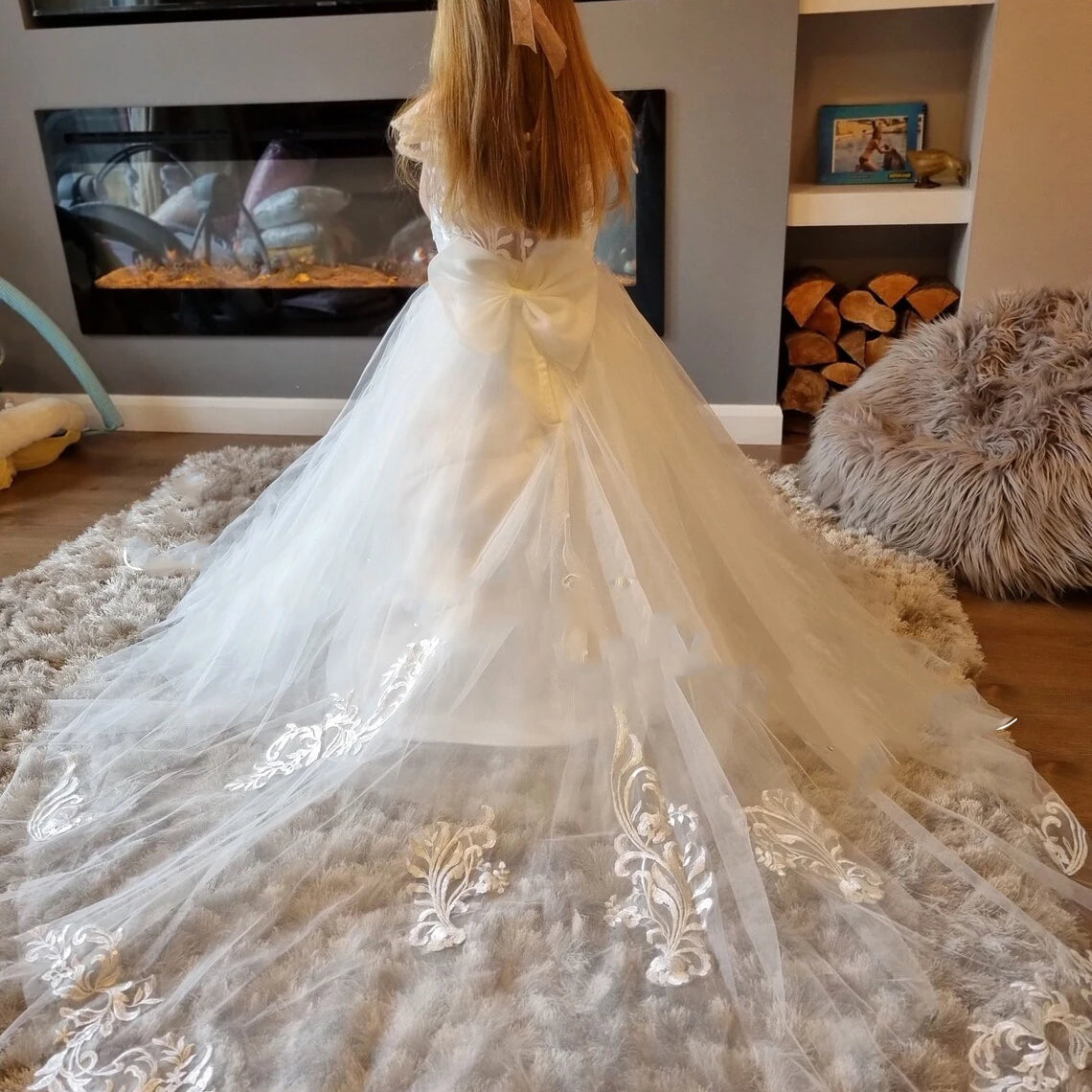 Flowers Gril Dress Camellia Gowns Appqulies Beads Bow With Long Train Backless Buttons Wedddding Party Ball Gown TUTU Ivory MC2227