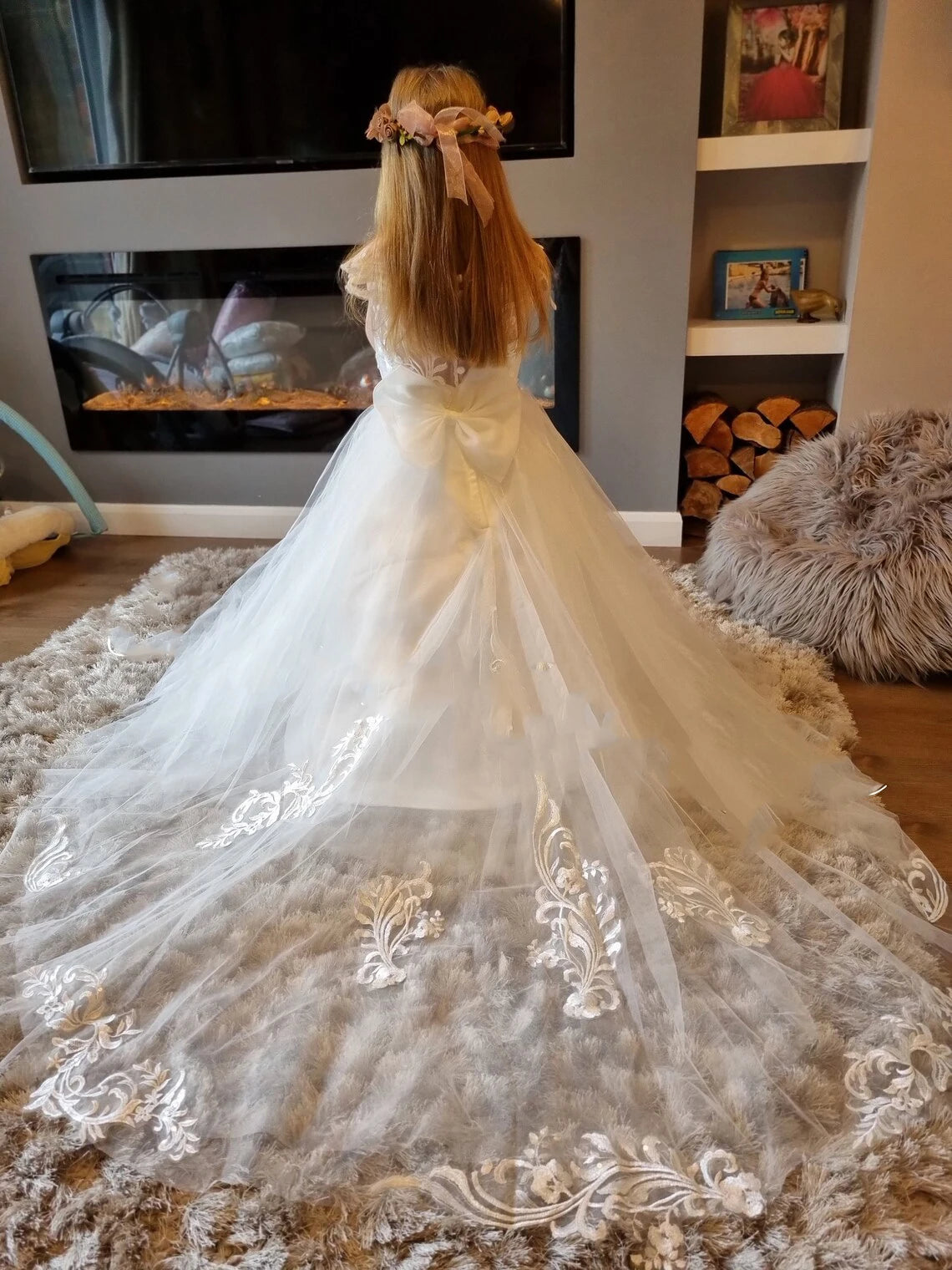 Flowers Gril Dress Camellia Gowns Appqulies Beads Bow With Long Train Backless Buttons Wedddding Party Ball Gown TUTU Ivory MC2227