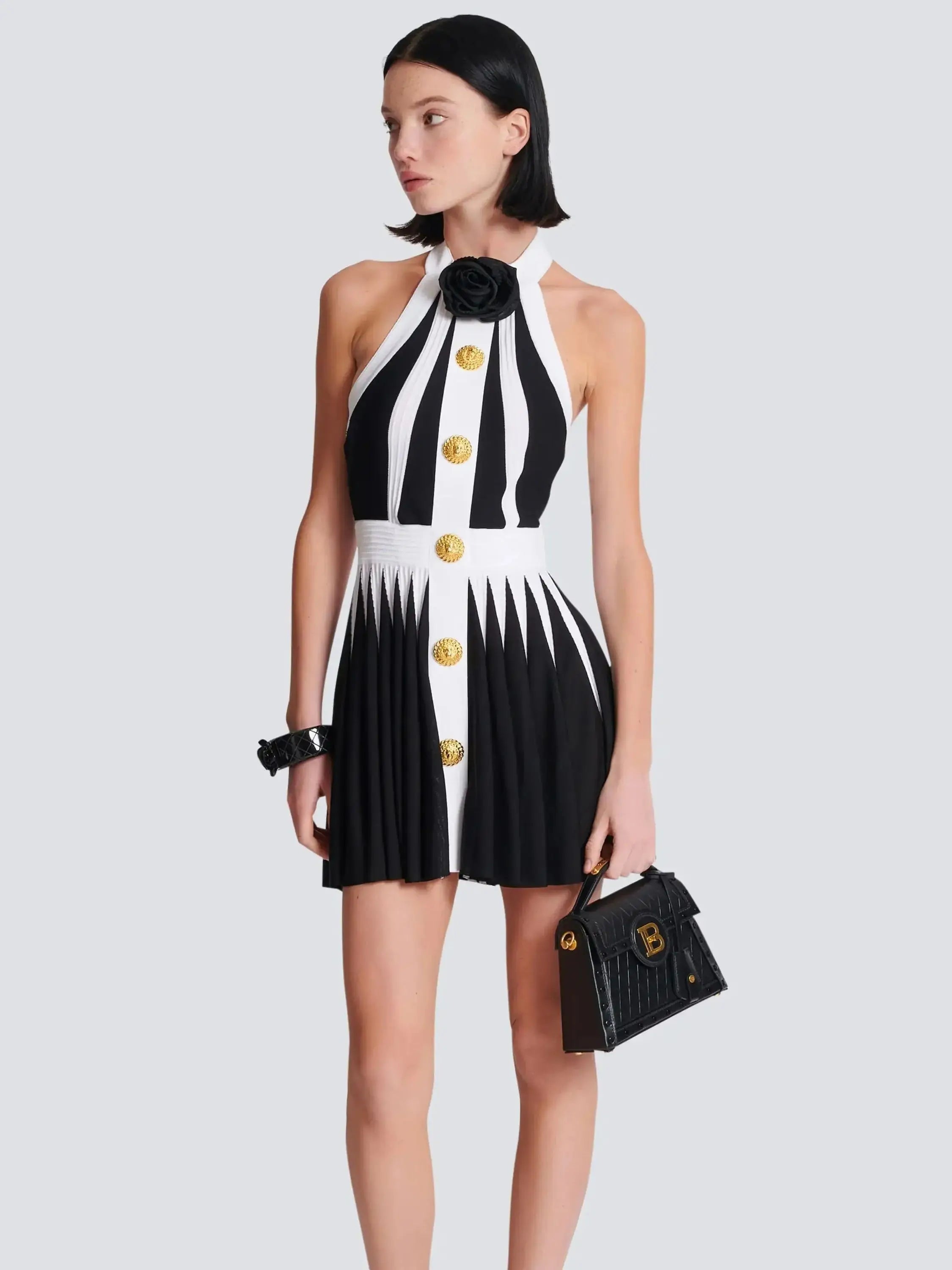 2022 New Gloden Buttons Flower Halter Sleeveless White Patchwork Black Mini Evening Dress Graceful Woman Evening Party Outfit