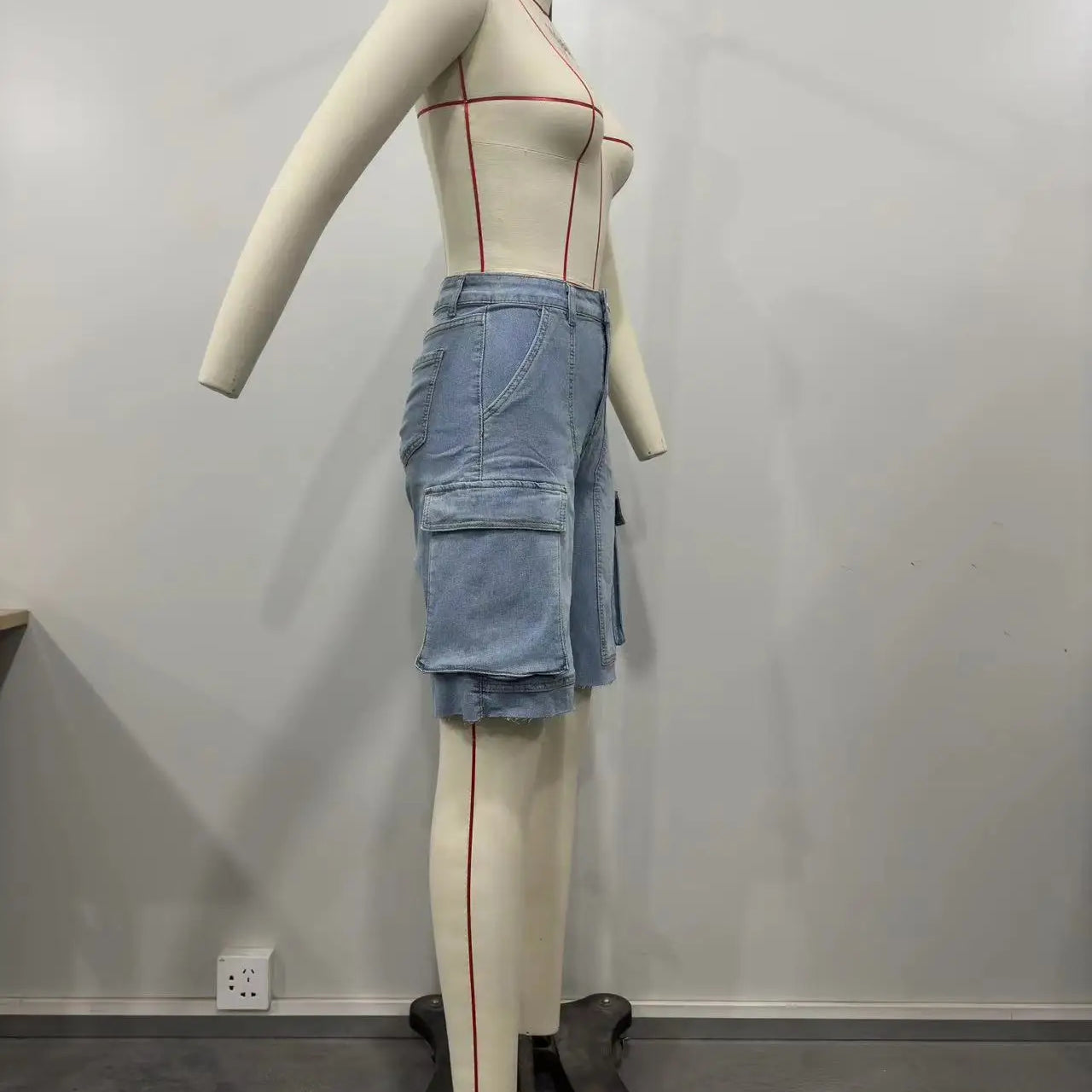 CM.YAYA Women Fashion Pocket Side Straight Knee Length Cargo Jeans 2025 Summer Party Street Short Pants