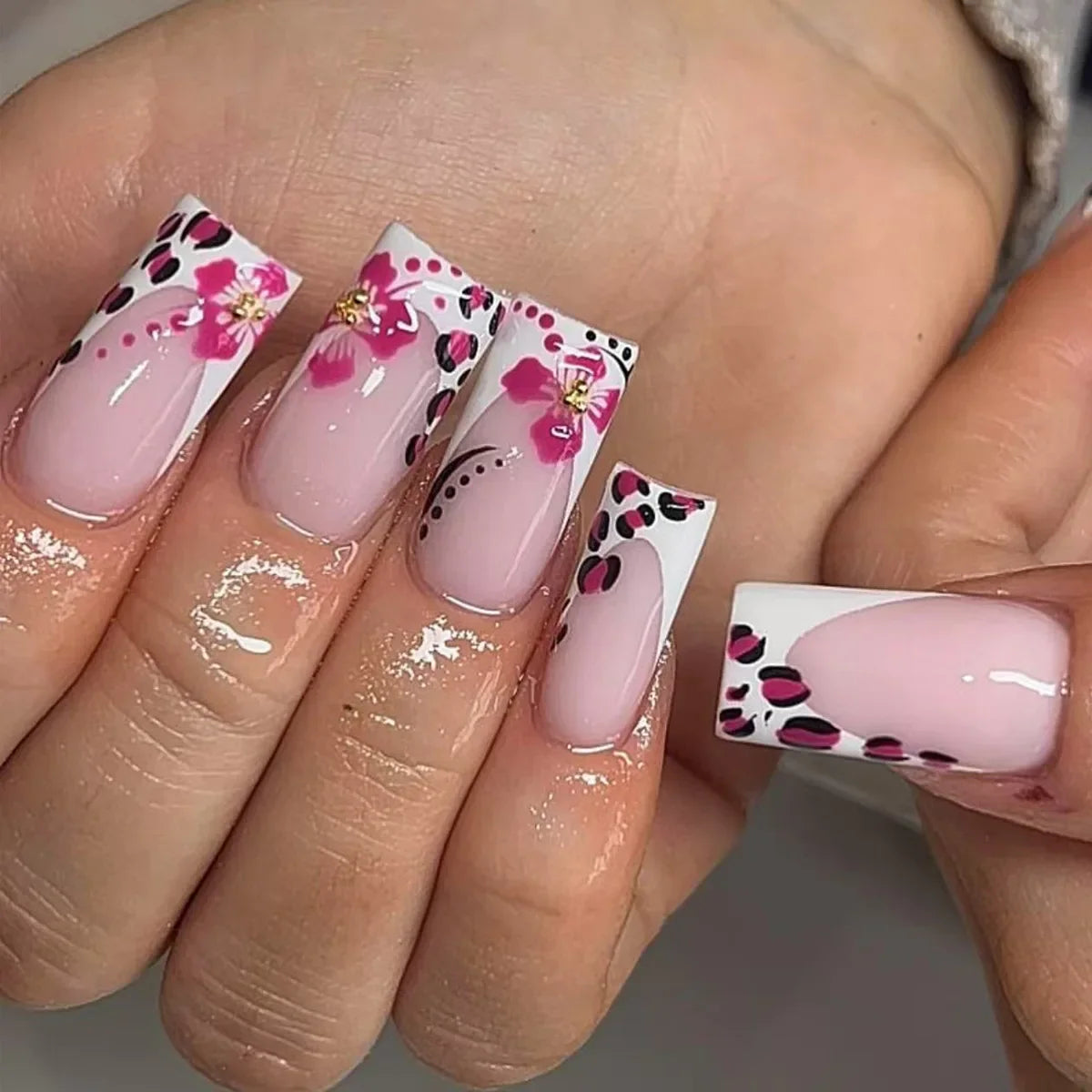 24Pcs French Leopard Print Press on Fake Nails Simple Flower Design False Nails Mid-length Square Wearable Full Cover Nails Tips