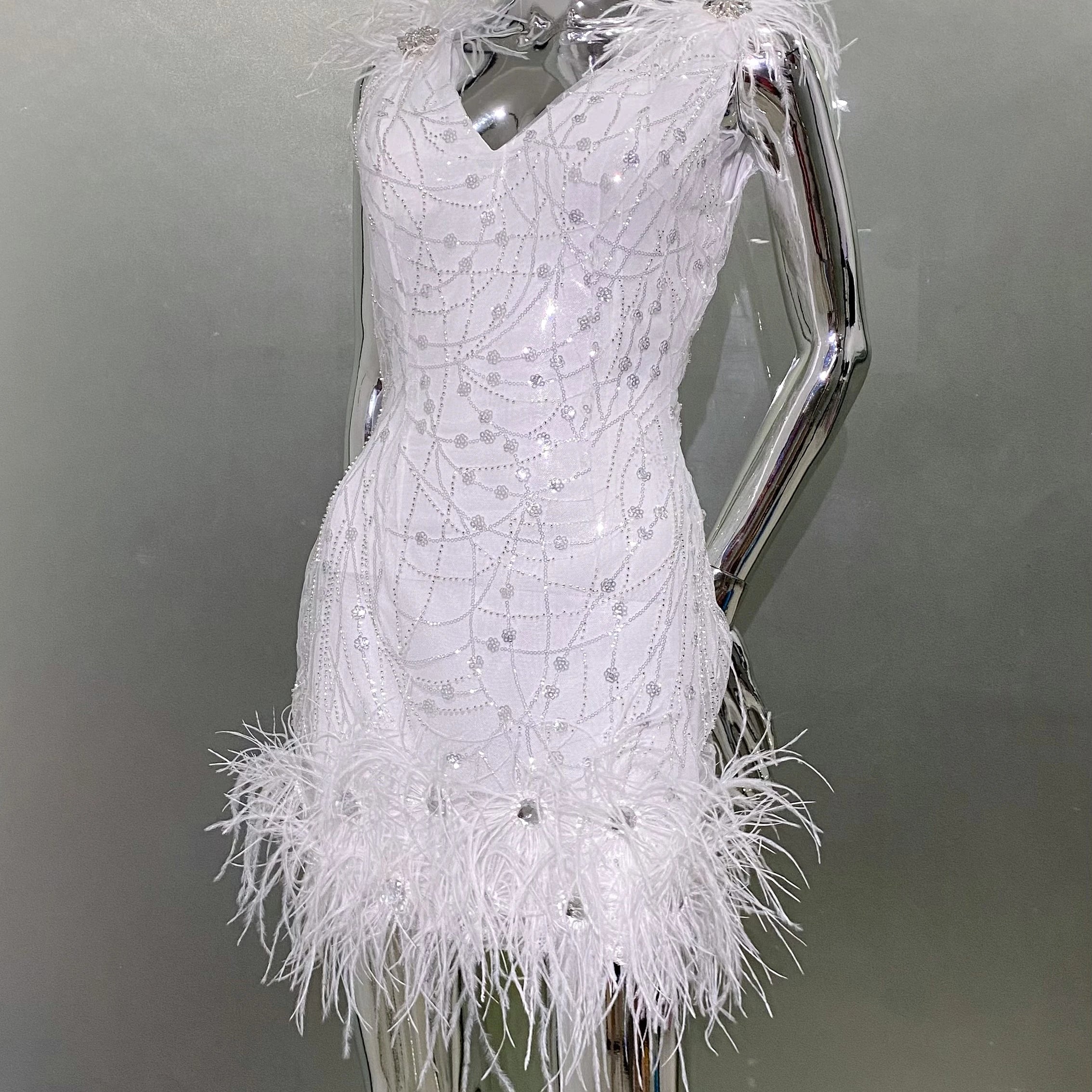 New Arrival White Color Women Sleeveless Sexy V-Neck Bodycon Mini Dress Feathers Sequins Celebrate Evening Party Birthday Dress