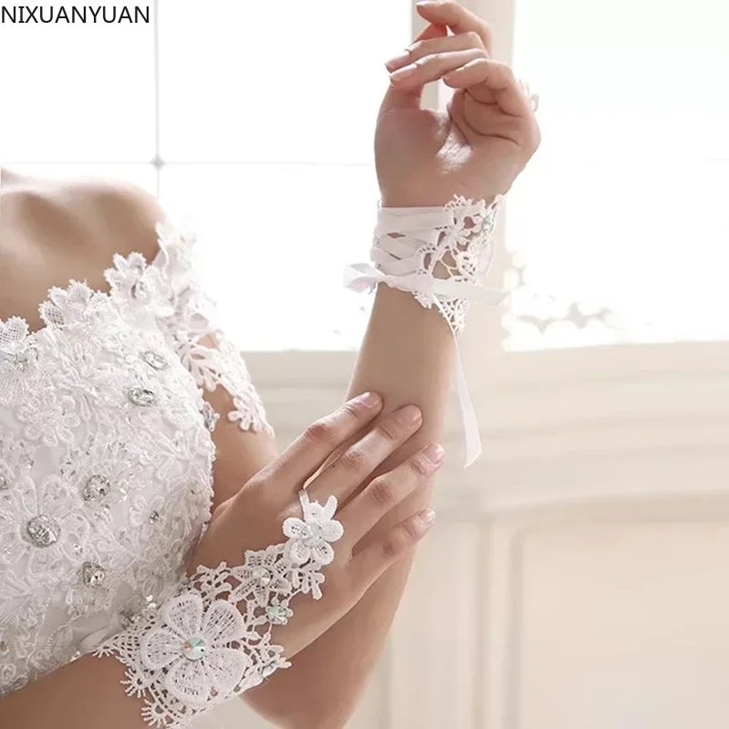 Elegant Lace Short White Fingerless Fashion Party Performance Dancing Wedding Gloves Wedding Accessories luva