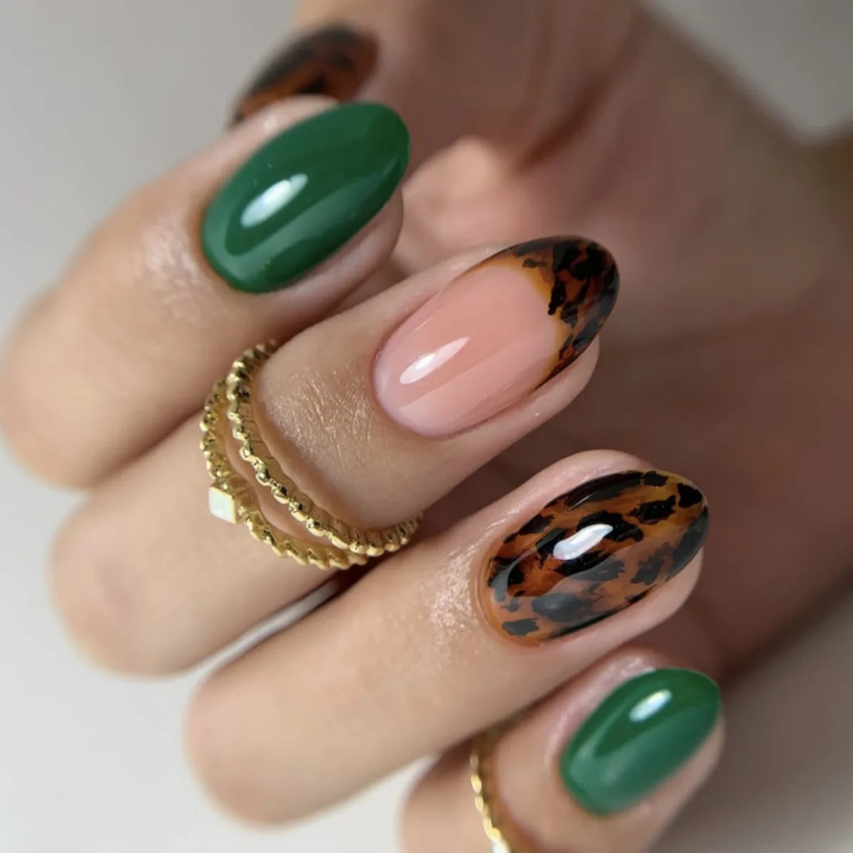 24Pcs Black Flower Leaf Animal with Design Press on False Nails Art Short Round Head Fake Nails Detachable Full Cover Nails Tips