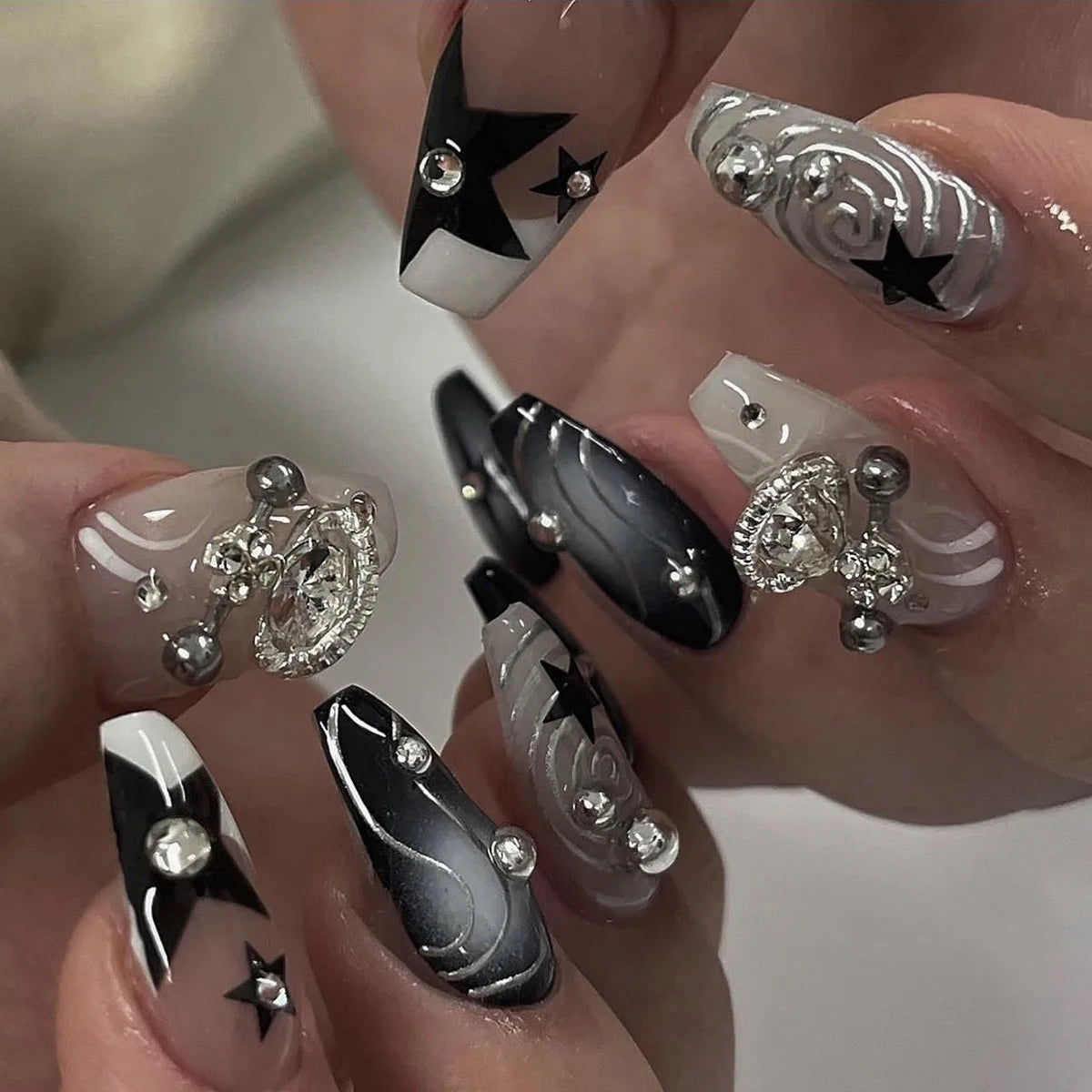 24pcs Sliver Spider Design Fake Nail Heavy Metal Halloween False Nail Tips Full Cover Wearable Black Cool Almond Press on Nails