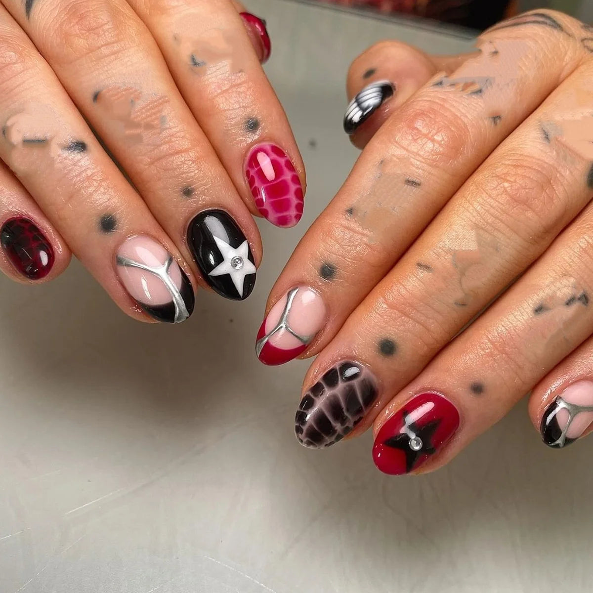 24pcs Finished Press on Nails Sets Y2k Rhinestone Almond Stick on Nail Short Oval French Red Fake Nail Detachable False Nails