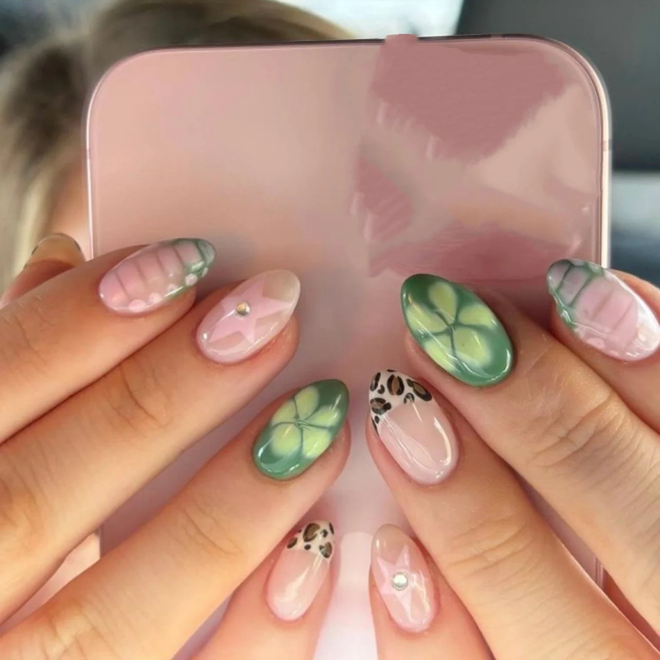 24Pcs Short Round Head False Nails Black White Grid Irregular Gilding Design Full Cover Nails Tips Detachable Press on Fake Nail