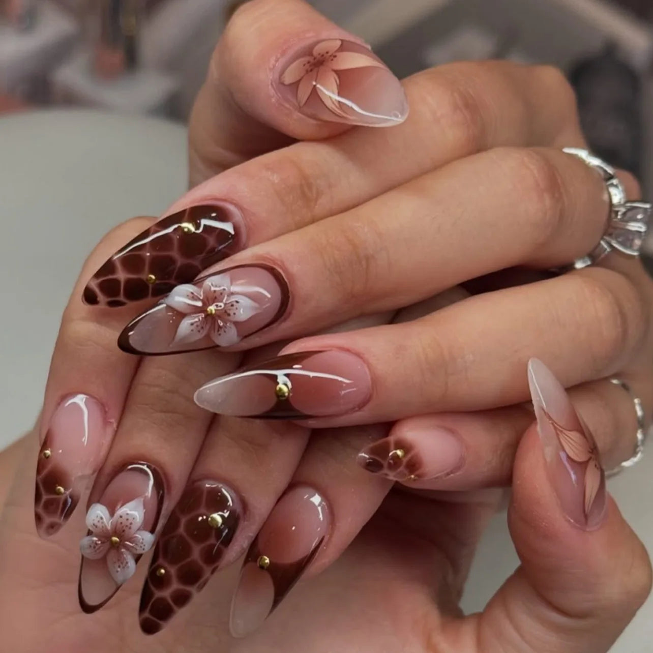 24pcs Retro Almond Press On Nails Brown Marble Cracks Ice Flower Printed False Nails European Wearable French Style Fake Nail