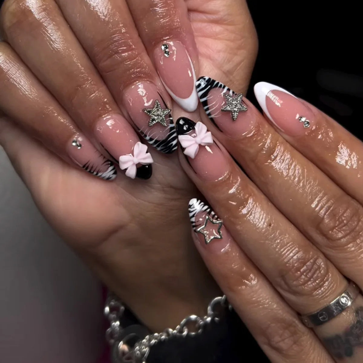 24Pcs Mid-length Metal French Full Cover Nails Tips 3D Silvery Love Heart Design Fake Nails Wearable Almond Press on False Nails